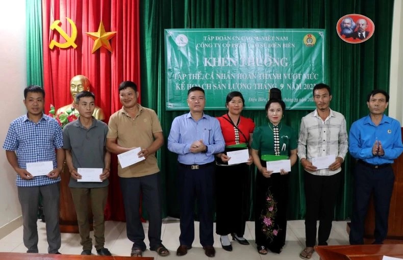 Khen thưởng 74 công nhân dân tộc thiểu số đạt thành tích xuất sắc trong lao động
